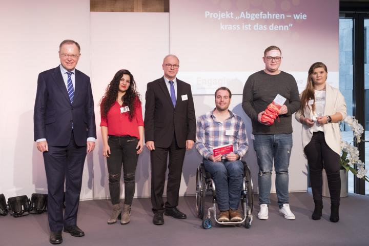 Stephan Weil und der Preisträgern »Abgefahren - wie krass is das denn«