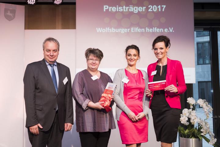 Hermann Kasten (Vorstand VGH) mit den Preisträgern »Wolfsburger Elfen helfen e.V.«