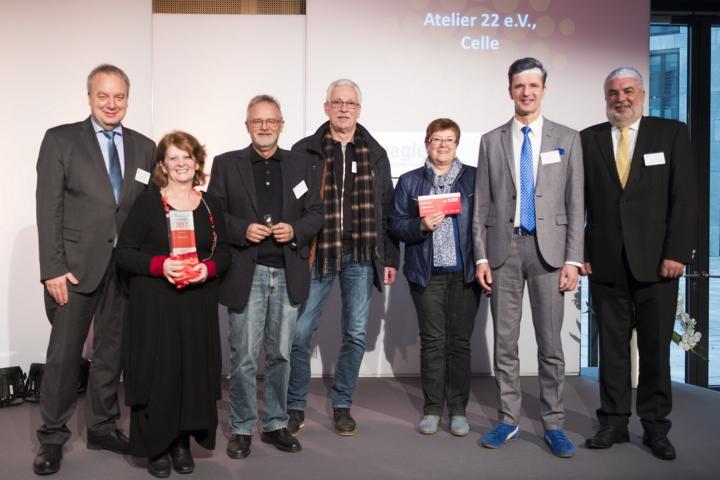 Hermann Kasten (Vorstand VGH) mit den Preisträgern »Atelier 22 e. V.« aus Celle