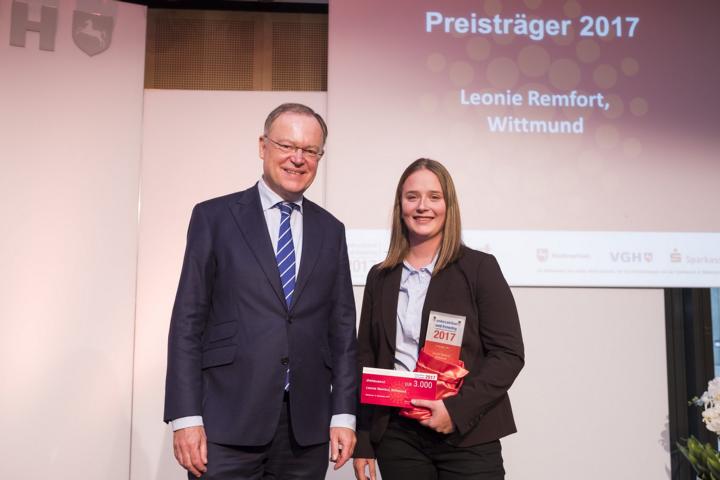 Stephan Weil mit der Preisträgerin Leonie Remfort aus Wittmund