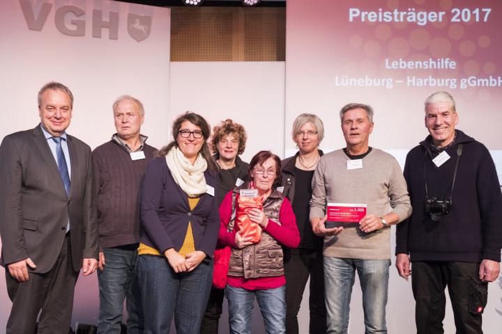 Hermann Kasten (Vorstand VGH) mit den Preisträgern »Lebenshilfe Lüneburg-Harburg gGmbH«