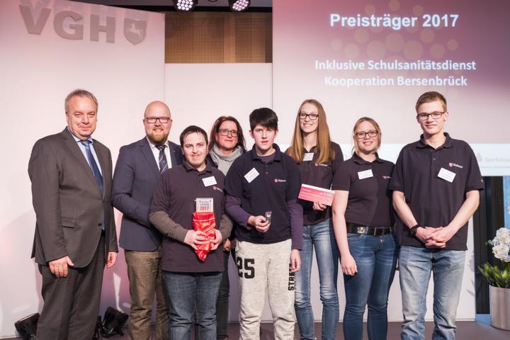 Hermann Kasten (Vorstand VGH) mit den Preisträgern vom »Inklusiven Schulsanitätsdienst Kooperation Bersenbrück«