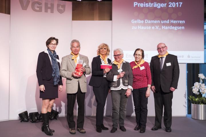Die Preisträger »Gelbe Damen und Herren zu Hause e.V.«, Den Preis hat Frau Heidi Berthold (links) übergeben
