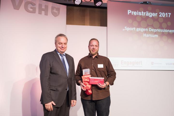 Herman Kasten (Vostandsvorsitzende VGH) mit dem Preisträger Markus Bock (Sport gegen Depression, Harsum)
