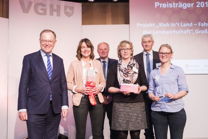 Herman Kasten (Vorstandsvorsitzender VGH) übergibt den Preis an die Preisträger des Projektes »Kiek in't Land - Fahrradroute der Landwirtschaft«
