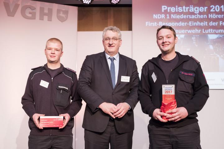Die Preisträger des Sonderpreises »NDR 1 Niedersachsen Hörerpreises« ist die FIRST RESPONDER EINHEIT der Feuerwehr Luttrum. Er wurde von Dr. Ludger Vielemeier (mitte) übergeben