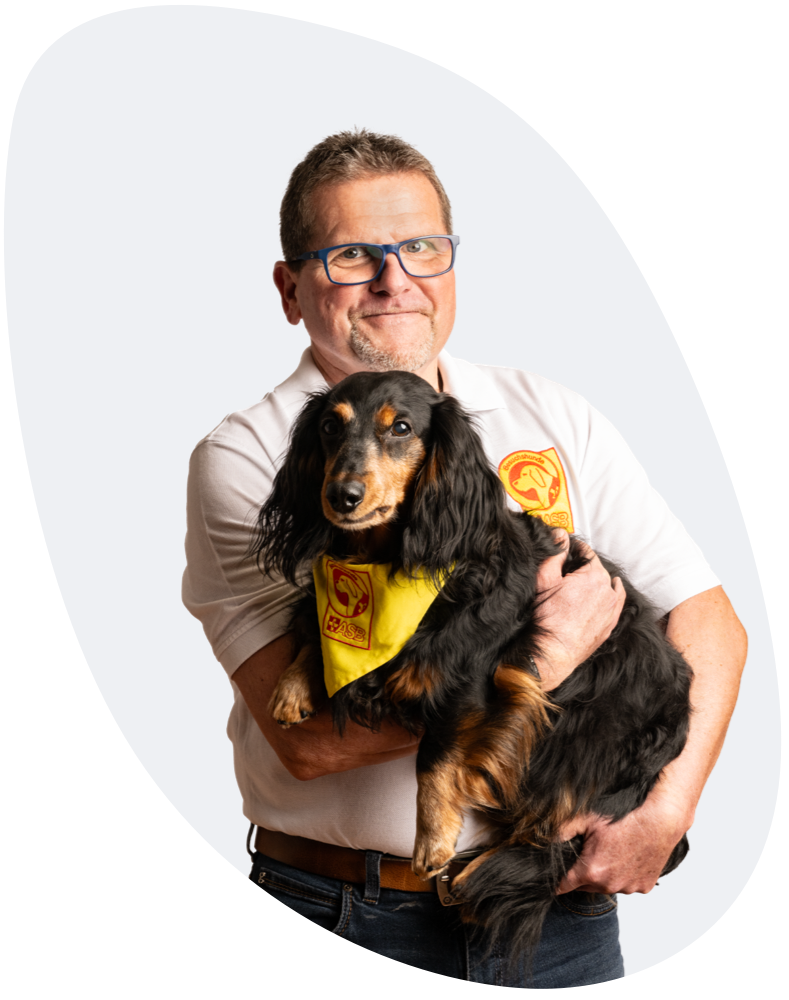 Volker Schulz vom Besuchs­hunde­dienst des Arbeiter-Samariter-Bundes Hildes­heim/Hameln Pyrmont ist einer von 11 Preis­trägerinnen & Preis‑ trägern 2023